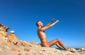 Панин попозировал голым на скале и обратился к подписчикам