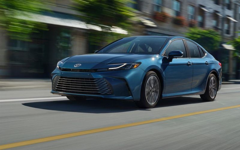 Toyota представила новую Camry. Моторов V6 больше нет